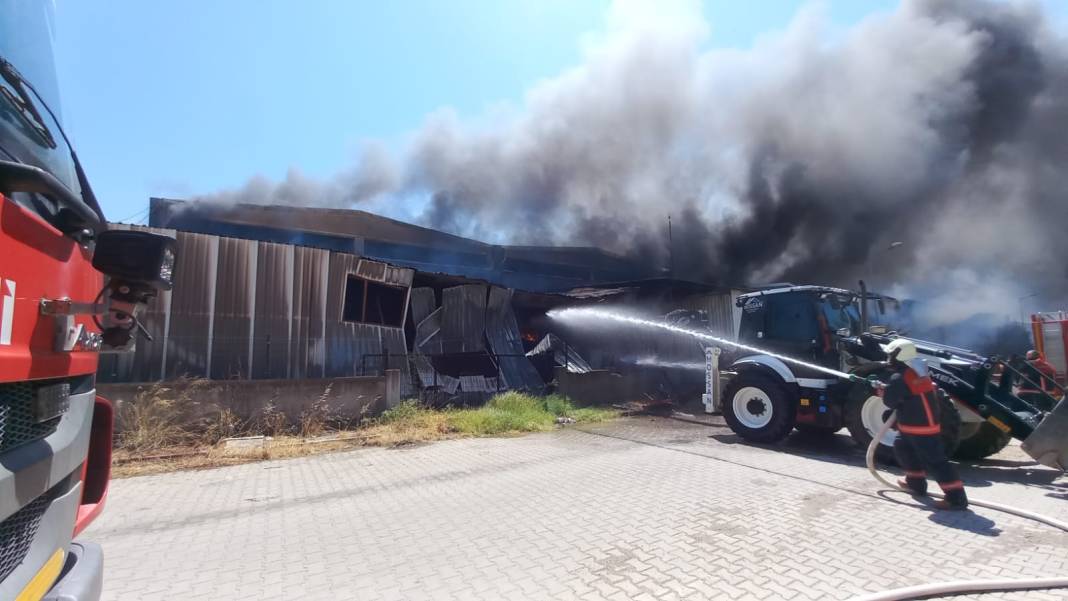 Manisa’da plastik fabrikasında yangın! Gökyüzünü kara dumanlar kapladı 45